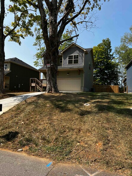 Building Photo - 414 Oak St