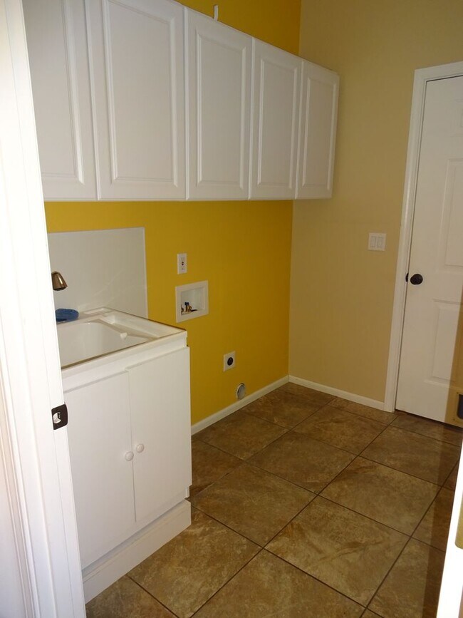 Building Photo - Charming 3 Bed, 2 Bath Home in Satna Clara