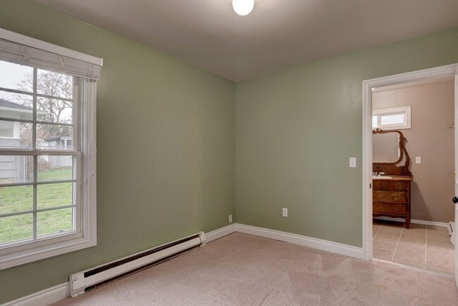 Building Photo - Pet Friendly 2 Bed, 1 Bath Home