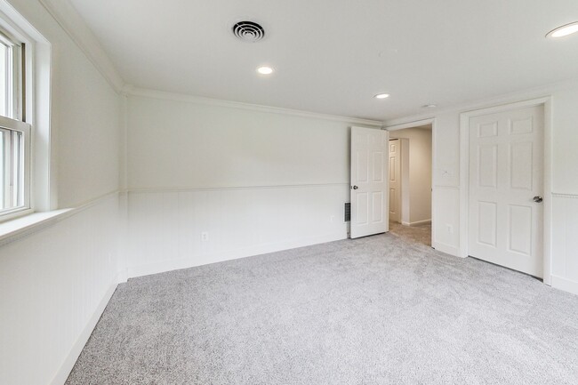 Building Photo - 5 Bed / 3 Bath / deep lot/ 2 driveways and...