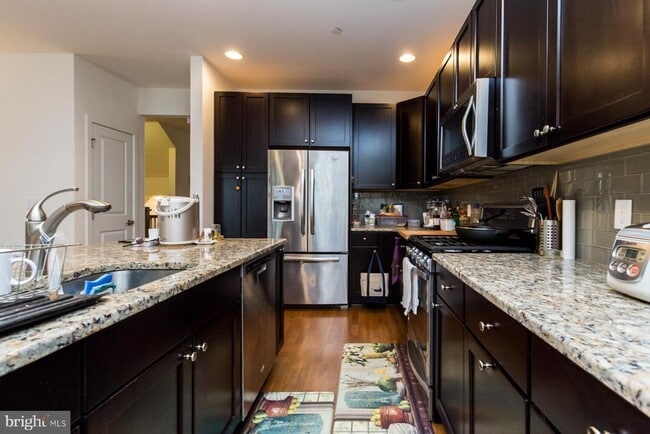 Building Photo - 207 Brinley Ct