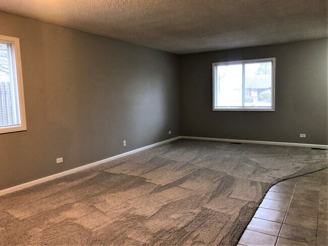 Building Photo - 448 Independence Ln