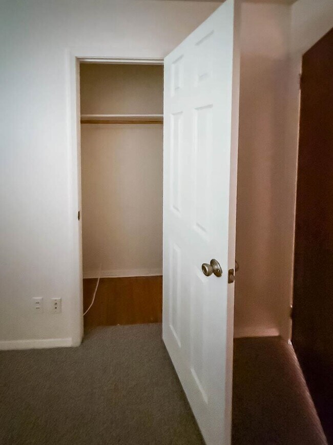 Building Photo - 14 Suburbia Ct