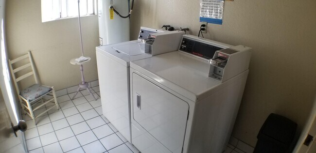 Coin-op laundry room - 4446 136th W St