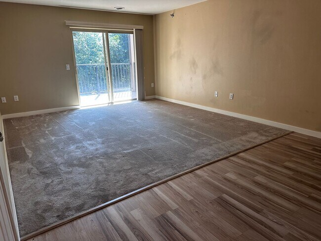 Building Photo - Spacious 2 bed 1 bathroom Condominium