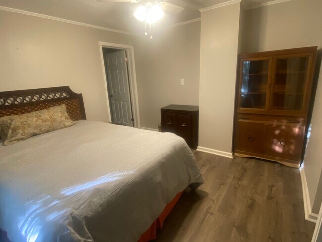 Building Photo - 944 W 2nd St