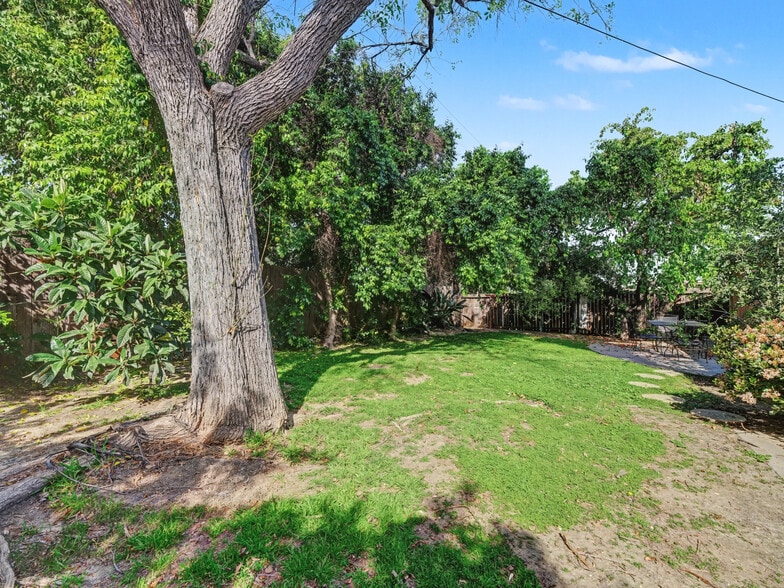 Building Photo - 4413 Canoga Dr