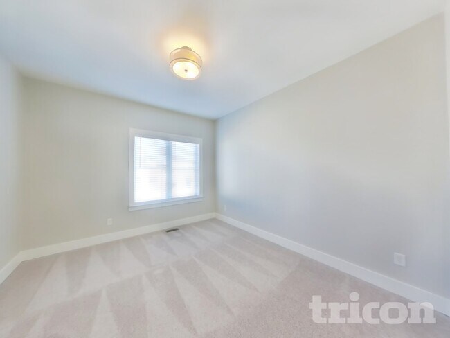 Building Photo - 1214 Hillwood Private Cove