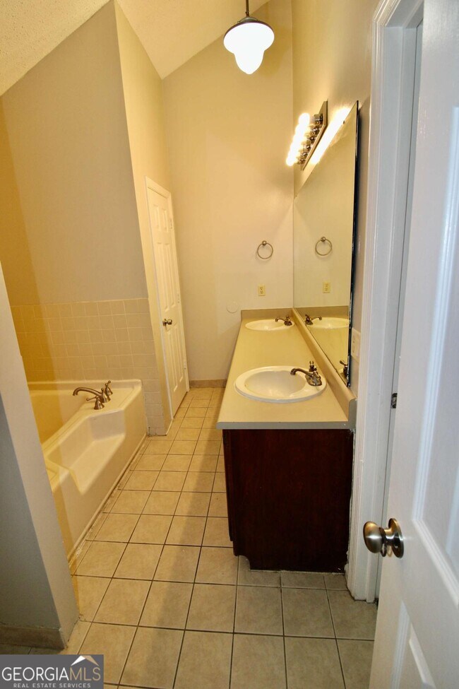 Building Photo - 208 Woodbridge Rd