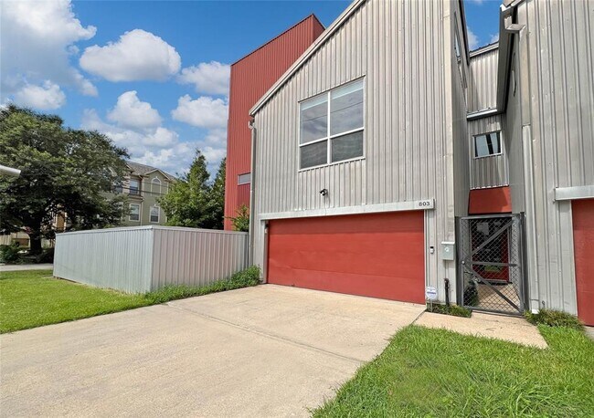 Building Photo - 803 Detering St