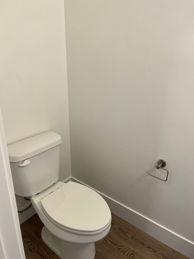 Building Photo - END UNIT - 3 BED 2.5 BATH LUXURY TOWNHOME ...