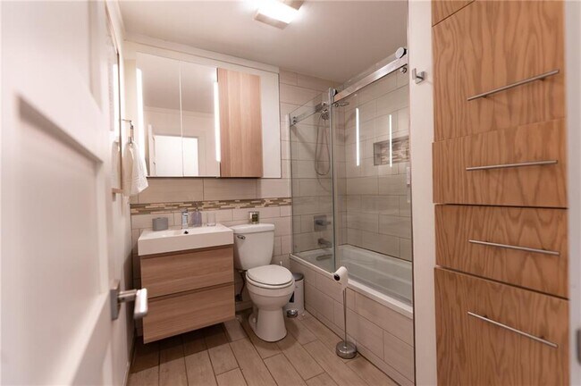 Building Photo - 3844 Longview Dr