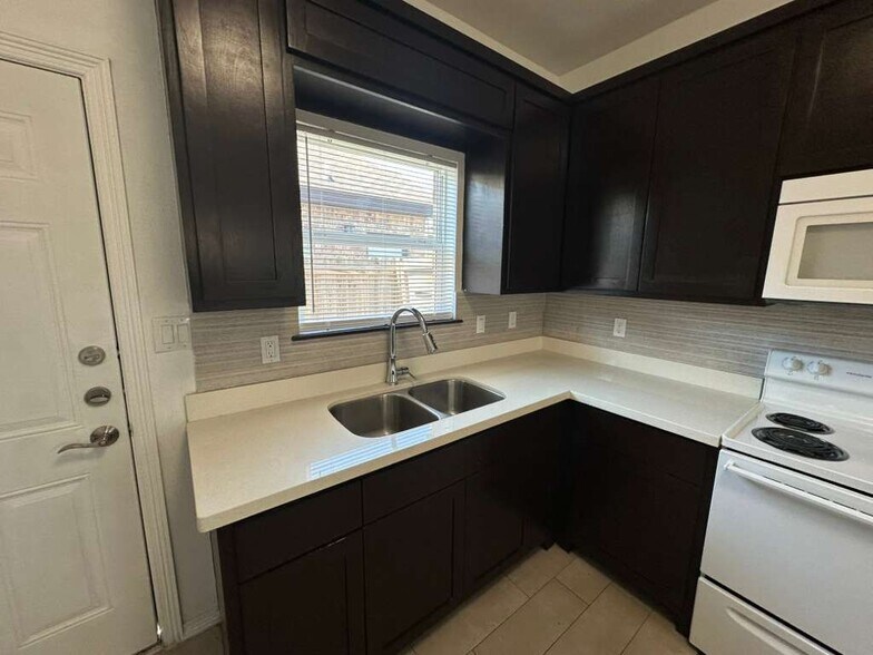 Building Photo - 3708 Valeria St