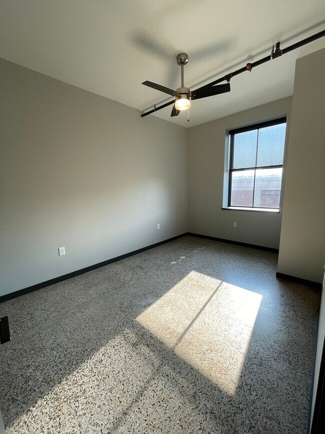 Building Photo - 403 W Norfolk Ave