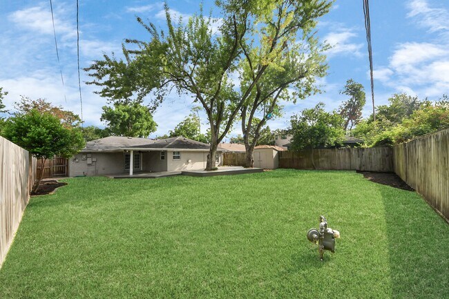 Building Photo - 2215 Gardenia Dr