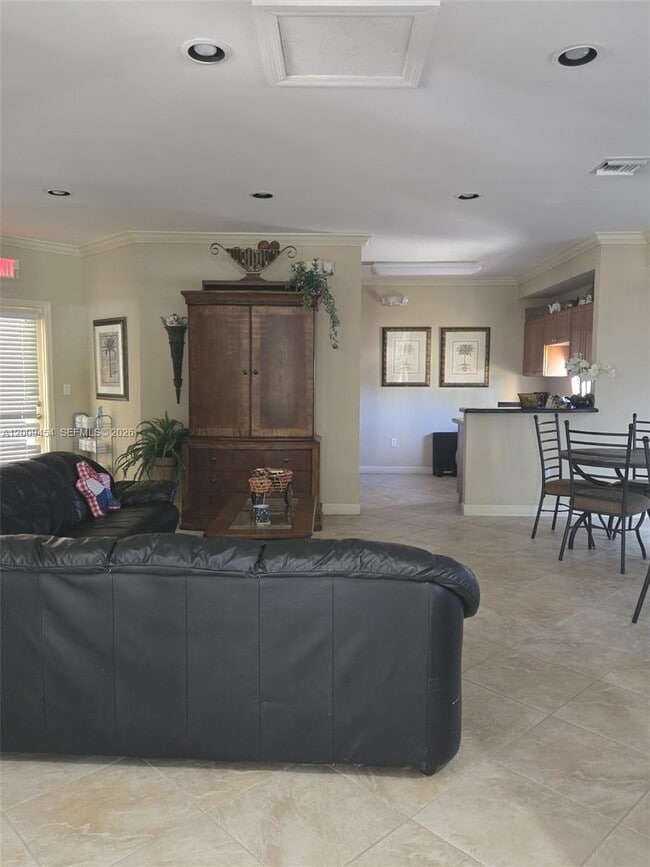 Building Photo - 733 Riverside Dr