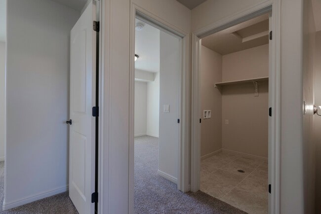 Building Photo - Townhome available in Millcreek Springs with a community pool!