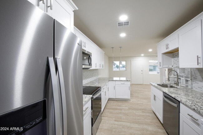 Building Photo - 5929 W Nancy Rd