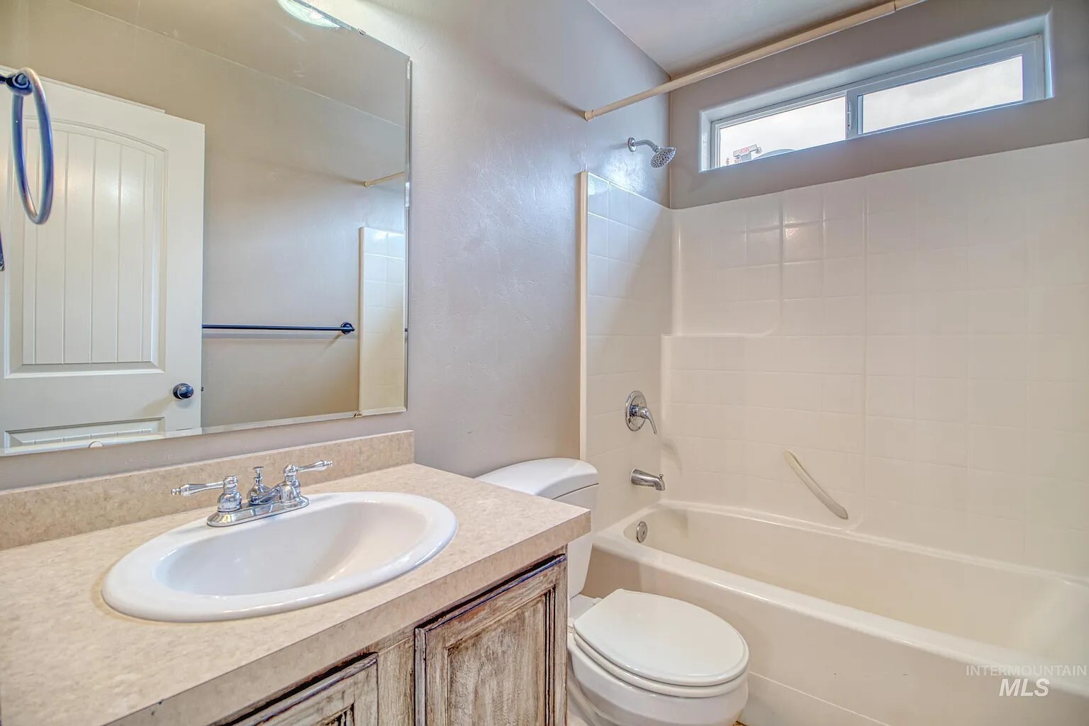 Shared Bathroom - 669 Picabo Dr