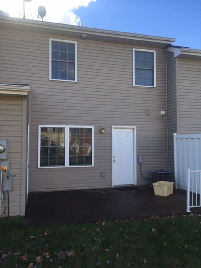 Building Photo - 3 bedroom, 2 1/2 bath townhome.