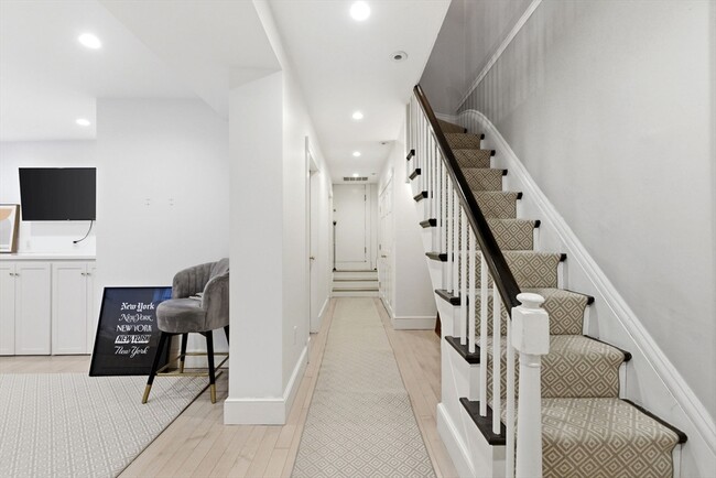 Building Photo - 50 River St