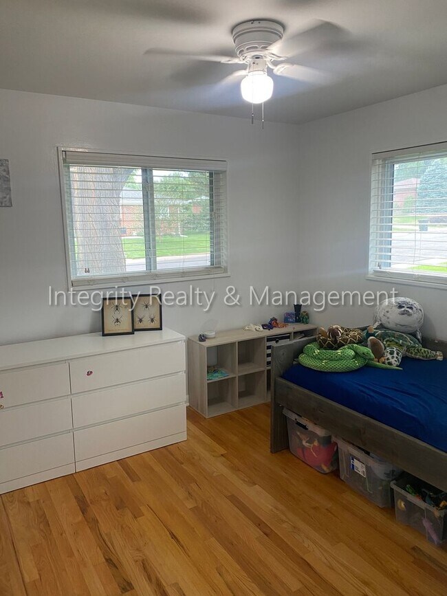 Building Photo - 3367 W Arlington Ave