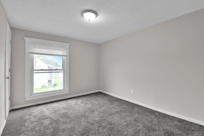 Building Photo - Large Single Family Rental - Available Now