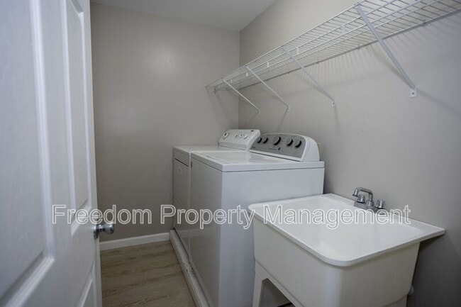 Building Photo - 8768 Tomislav St