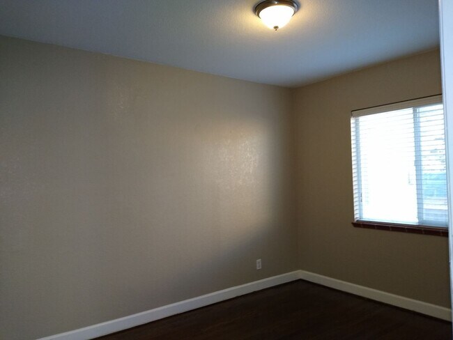 Building Photo - Mountain View 2 Bedroom 1 Bath Duplex on a Hill