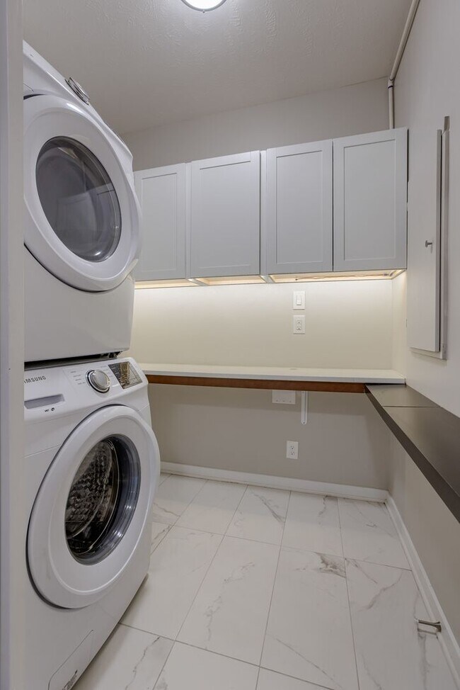 Building Photo - Must See Condo!!