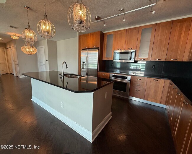 Building Photo - 1431 Riverplace Blvd