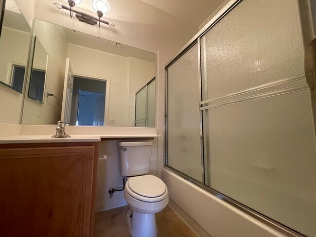 Building Photo - Carry Over Showing: This property has been...