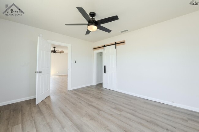 Building Photo - 415 N Oak St