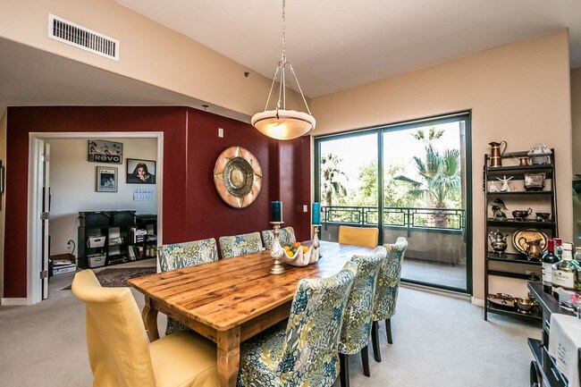 Building Photo - 17 W Vernon Ave