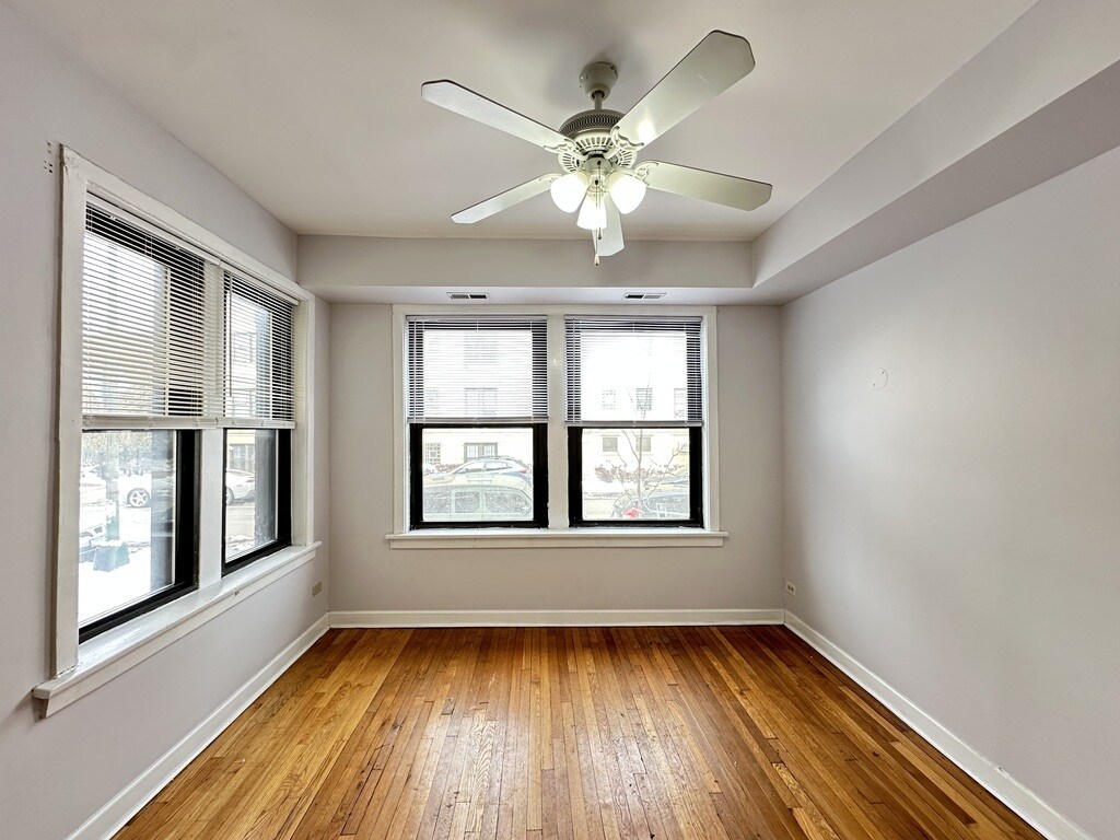 Building Photo - 2405 W Wilson Ave