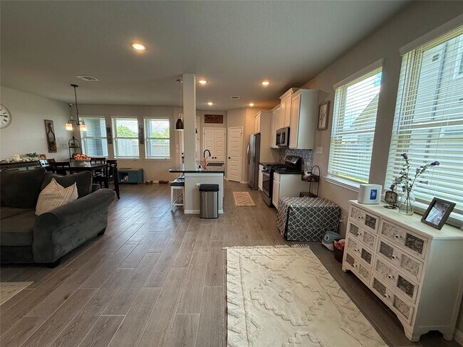 Building Photo - 5621 Hyde Park Dr