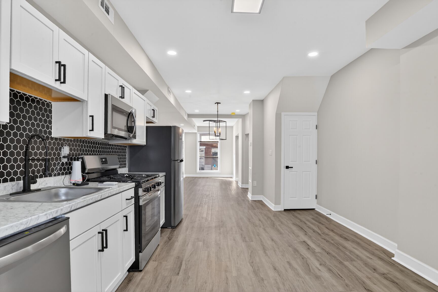 Building Photo - 2102 W Saratoga St