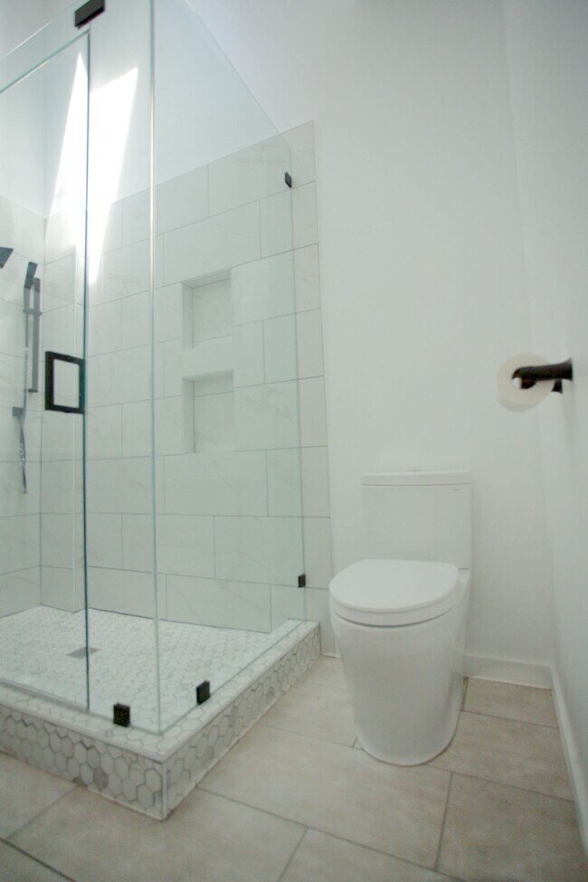 Building Photo - 2119 Hyperion Ave