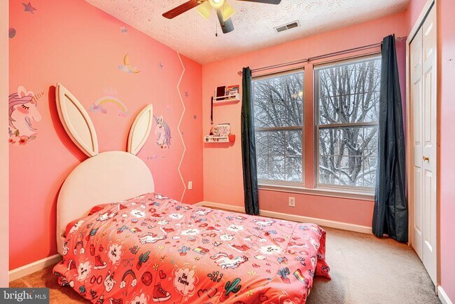 Building Photo - 10 Bluestem Ct