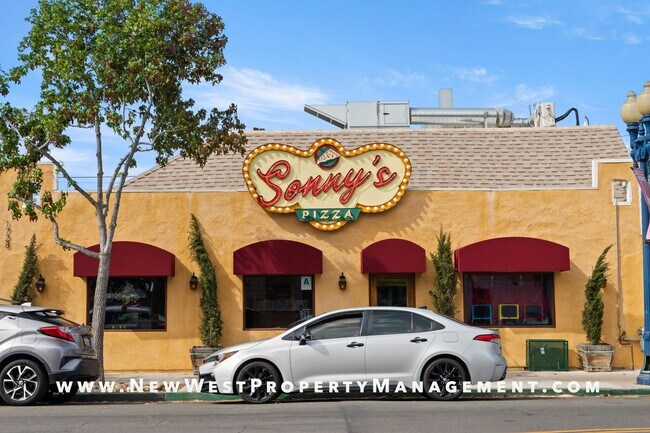 Building Photo - Recently Renovated University Heights 2 Bed 1 Bath with 2 off-street parking spaces! Pet OK!