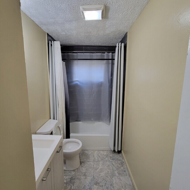 Building Photo - 4 Bedroom House!