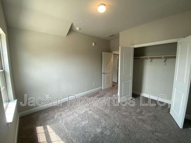 Building Photo - 801 Ponds Edge Ln
