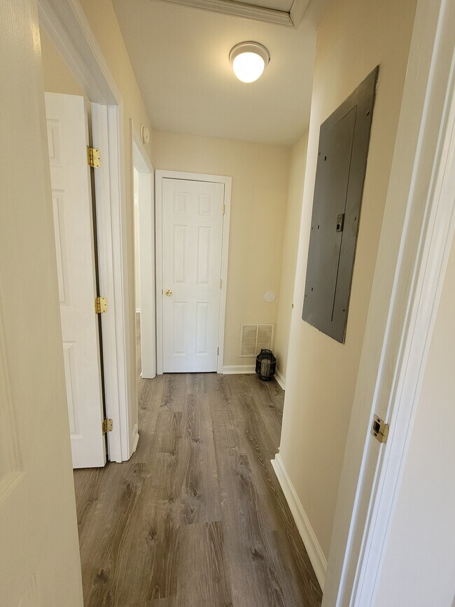 Hallway w/Linen Closet - 3237 Gifford St