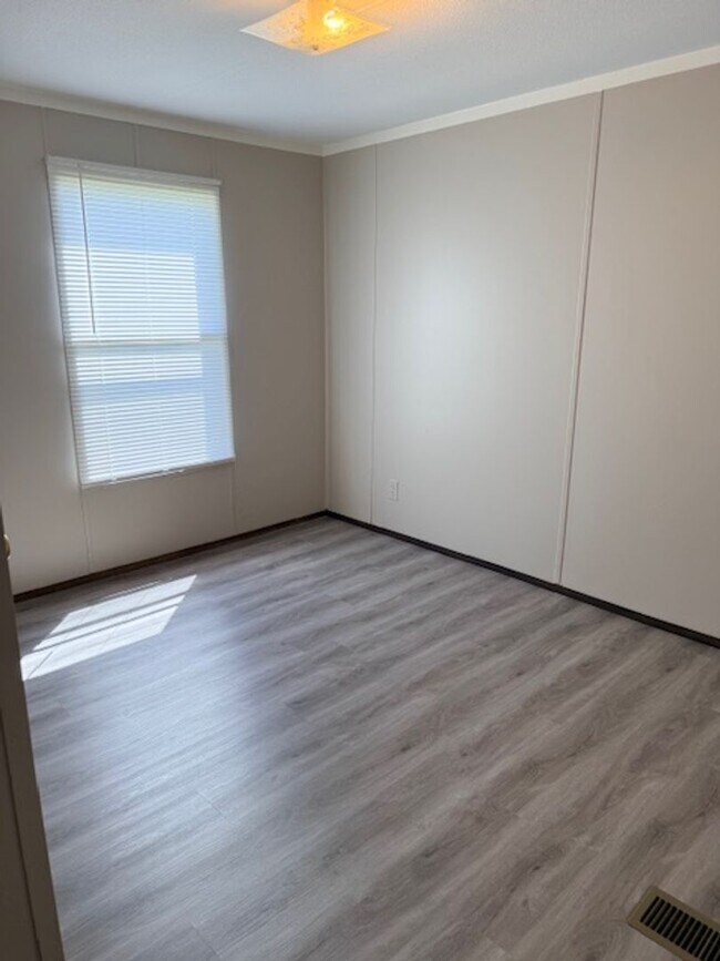 Building Photo - Greenback 37742 - 3 bed 2 bath mobile home - Lease to own option - call Troy Adams 865-233-6949