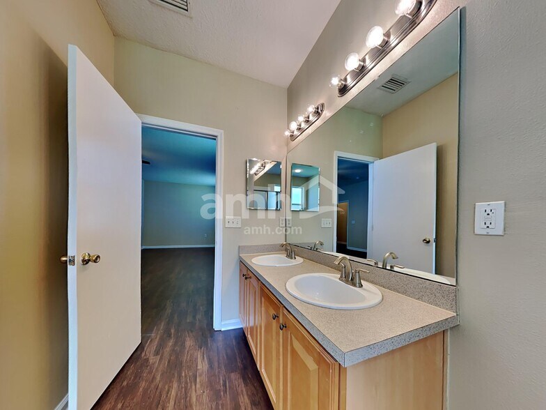 Building Photo - 11293 Justin Oaks Dr N
