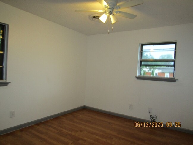 Building Photo - Very nice home located in the Park Lane ar...