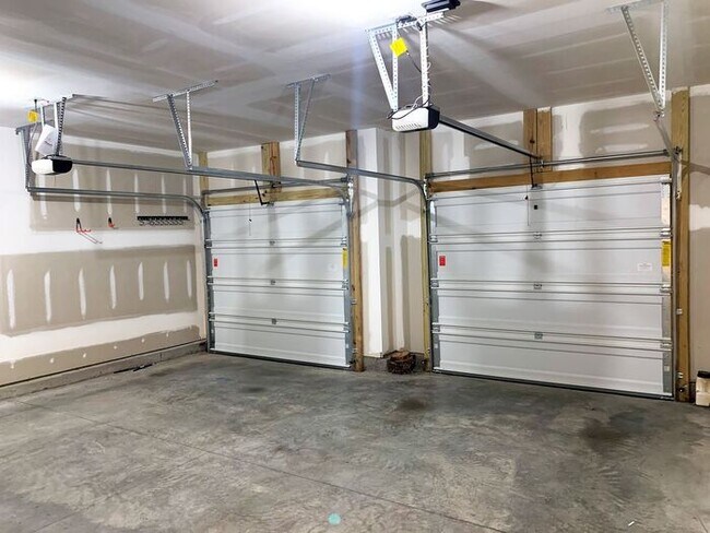 Building Photo - Newer Home in Reedy Fork, SS Appliance, Gr...