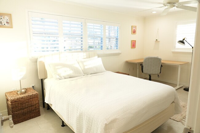 Building Photo - 2412 Clematis St