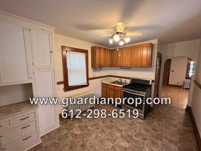 Building Photo - Merriam Park House Available Now, HW Floor...