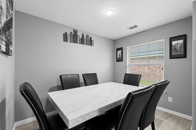Building Photo - 10819 Redwood Dr